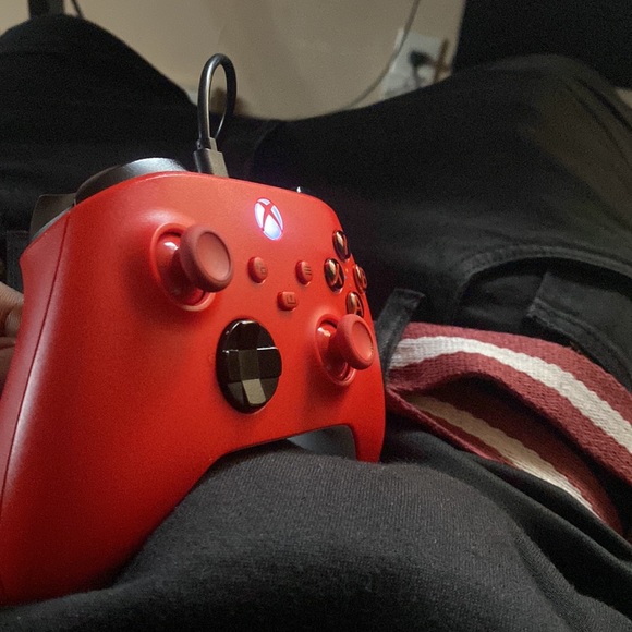 Red new generation Xbox controller - Picture 3 of 3